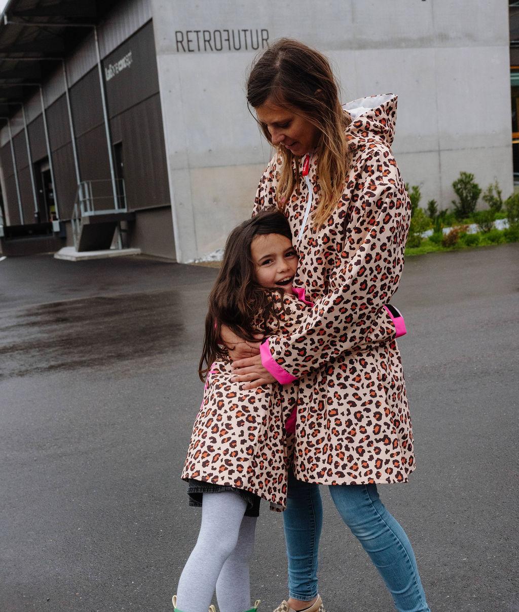 Duo mamma-bambino con il poncho antipioggia impermeabile stampato Leopard con cappuccio – foto lifestyle – Hello Hossy
