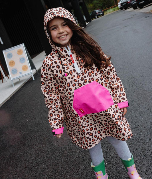 Bambina che indossa il poncho antipioggia con cappuccio Leopard - vista frontale - foto lifestyle - Hello Hossy