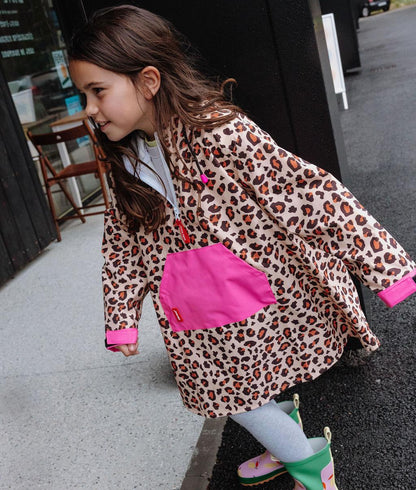 Poncho antipioggia impermeabile Leopard indossato da una bambina - vista 3/4 - foto lifestyle – Hello Hossy
