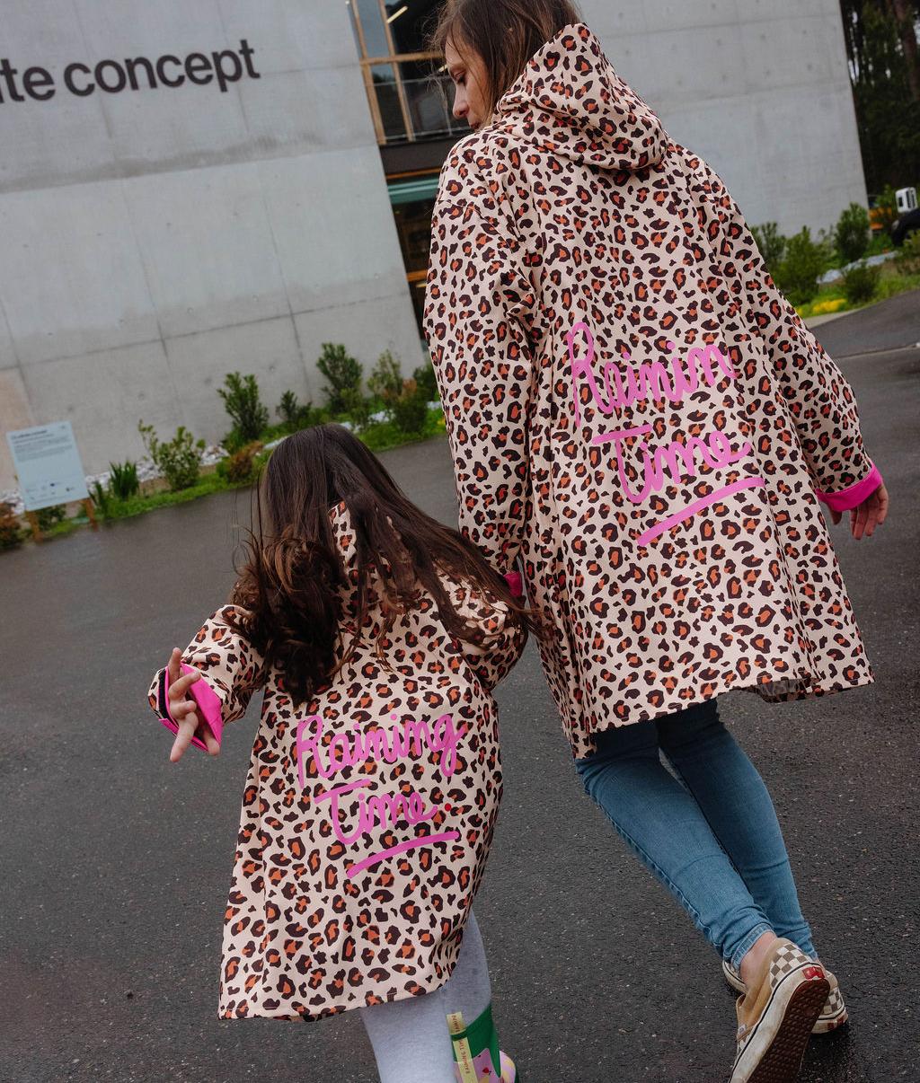 Duo mamma-figlia con poncho impermeabile stampato leopard - vista posteriore - foto lifestyle - Hello Hossy