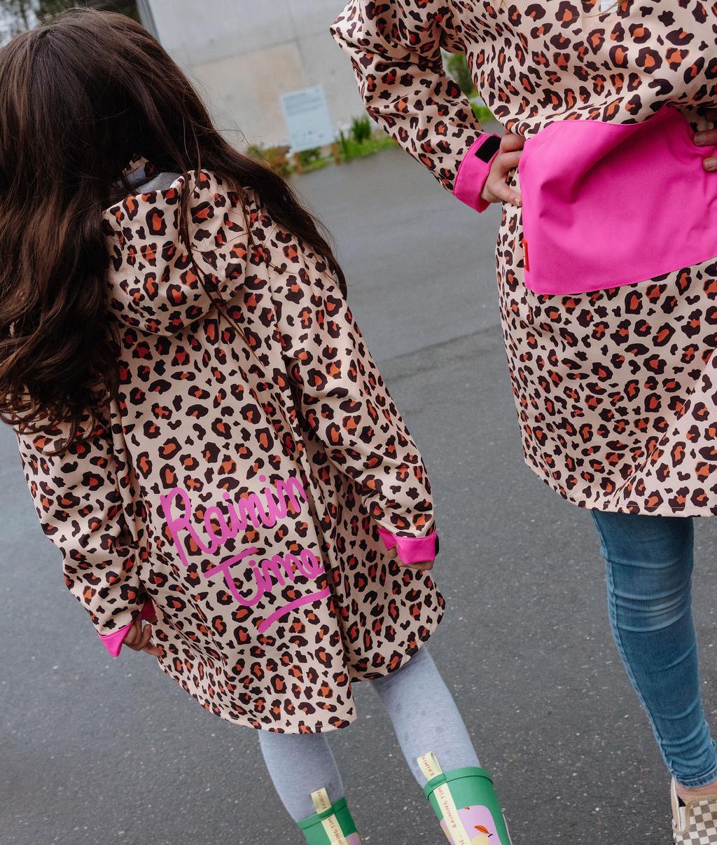 Mamma e figlia che indossano il poncho antipioggia impermeabile con cappuccio Leopard – vista da dietro – Hello Hossy