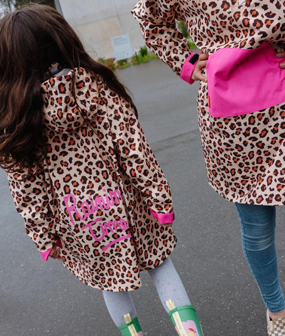 Mamma e figlia che indossano il poncho antipioggia impermeabile con cappuccio Leopard – vista da dietro – Hello Hossy