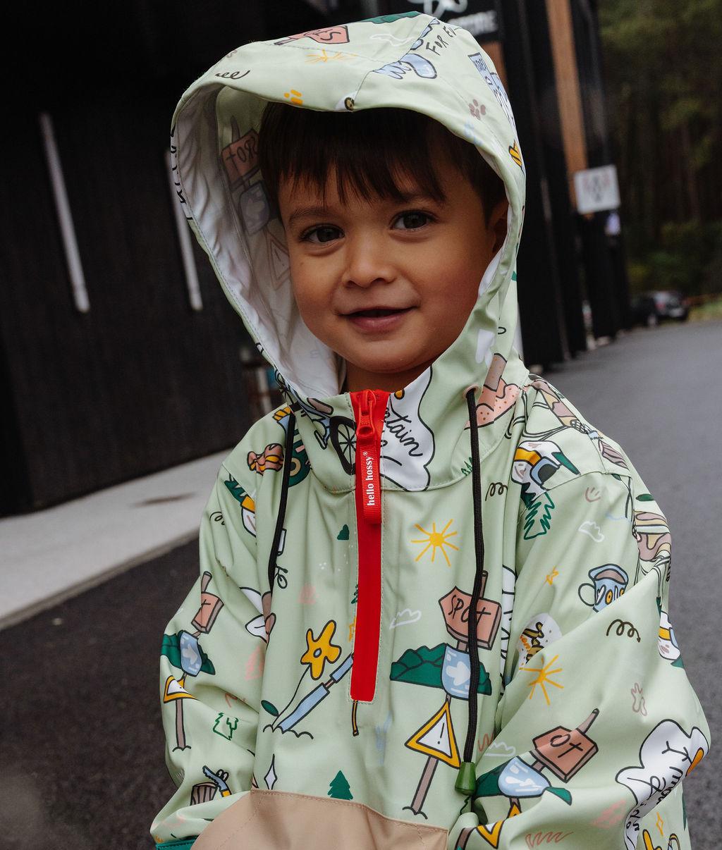 Poncho antipioggia impermeabile con cappuccio Mountain Ride indossato da un bambino - foto lifestyle - Hello Hossy