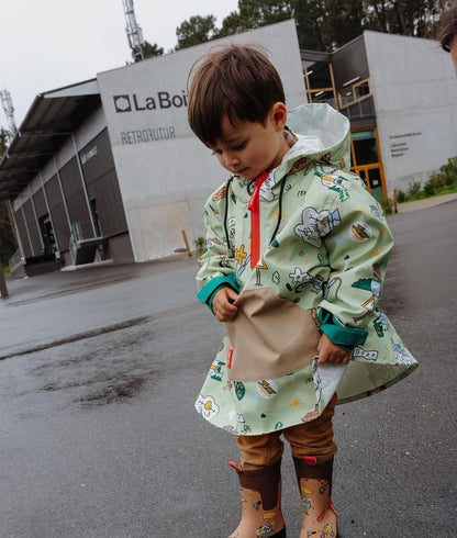 Poncho antipioggia impermeabile con cappuccio Mountain Ride indossato da un bambino - foto lifestyle - Hello Hossy