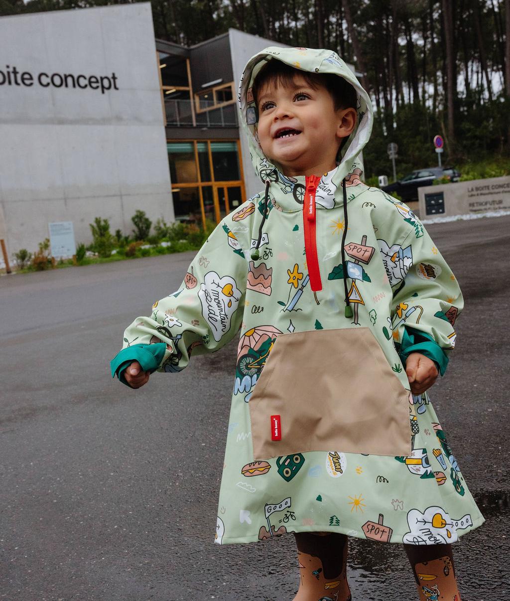 Bambino che indossa il poncho antipioggia impermeabile con cappuccio Mountain Ride – vista frontale – Hello Hossy