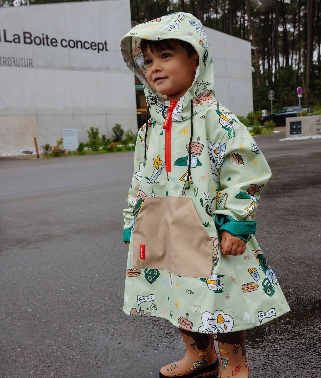 Bambino che indossa il poncho antipioggia impermeabile stampato Mountain Ride - foto lifestyle - Hello Hossy