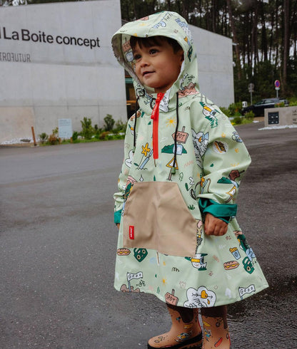 Bambino che indossa il poncho antipioggia impermeabile stampato Mountain Ride - foto lifestyle - Hello Hossy
