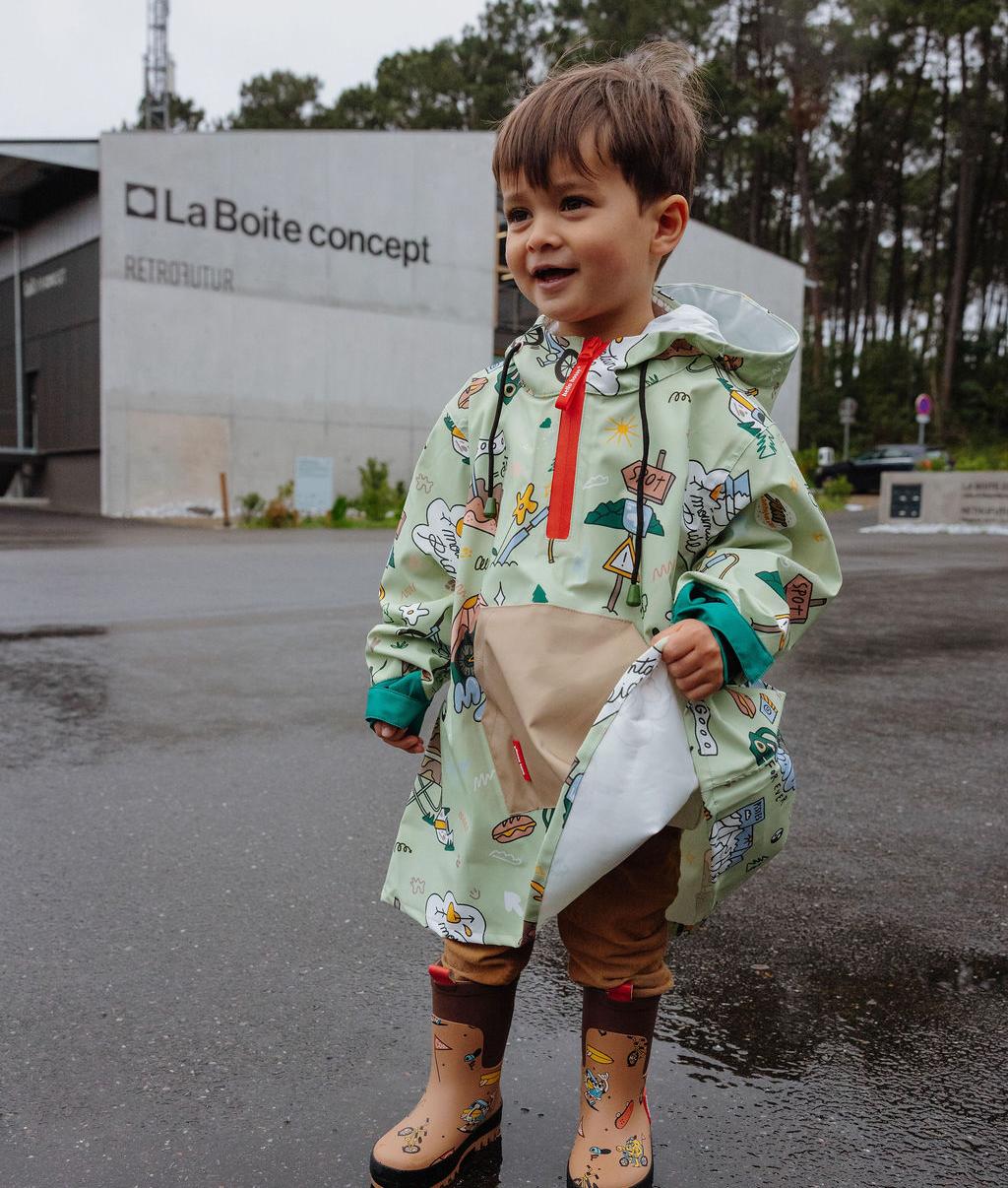 Bambino con poncho antipioggia Mountain Ride - vista 3/4 - foto lifestyle - Hello Hossy