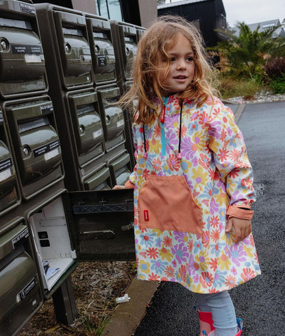 Poncho antipioggia impermeabile Retro Flowers indossato da una bambina - vista a 3/4 - foto lifestyle – Hello Hossy