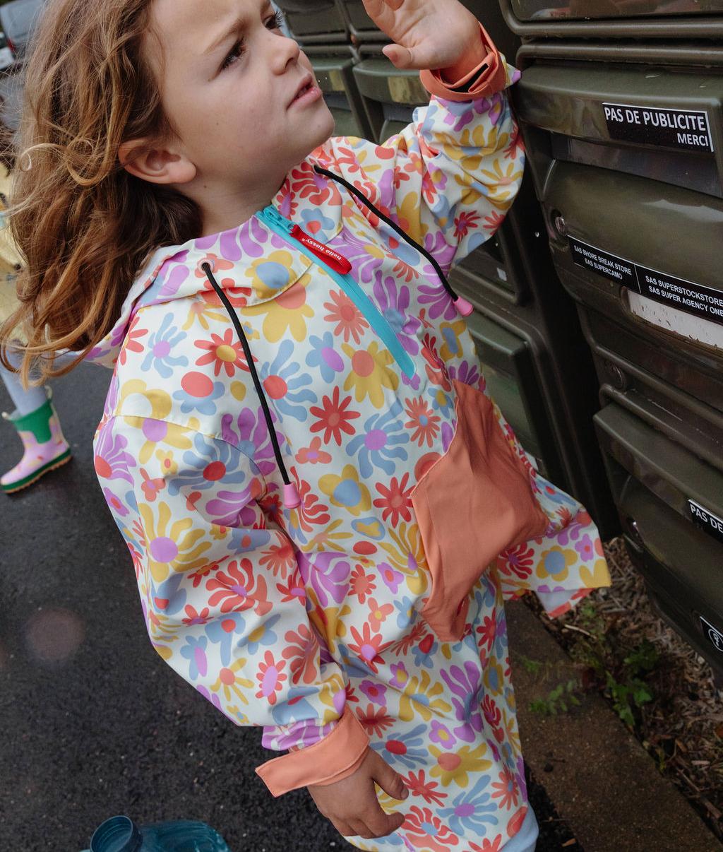 Poncho antipioggia impermeabile con cappuccio Retro Flowers indossato da una bambina - foto lifestyle - Hello Hossy