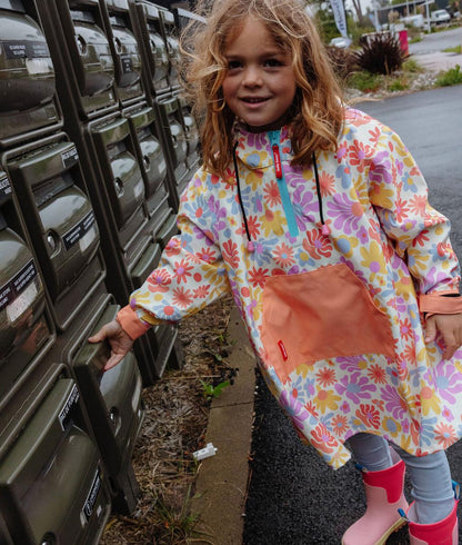 Bambina con il poncho antipioggia Retro Flowers - vista a 3/4 - foto lifestyle - Hello Hossy