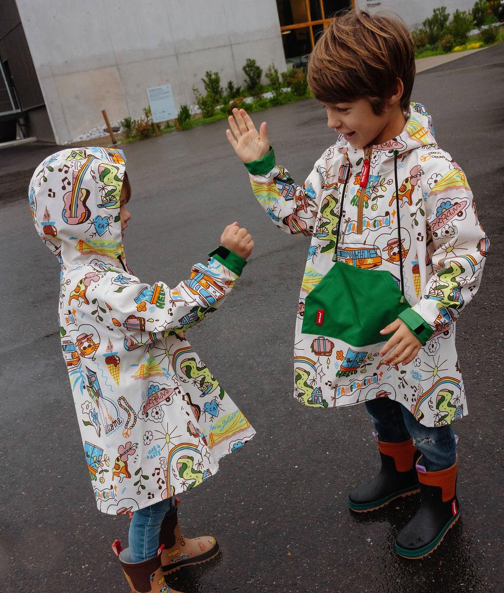 Due bambini con il poncho antipioggia impermeabile stampato San Francisco con cappuccio - foto lifestyle - Hello Hossy