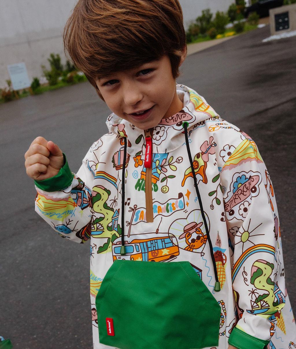 Bambino con poncho antipioggia con cappuccio San Francisco - vista 3/4 - foto lifestyle - Hello Hossy