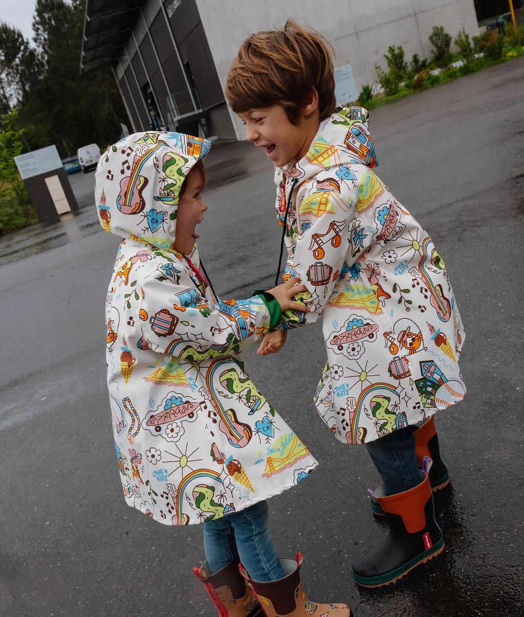 Poncho antipioggia impermeabile con cappuccio San Francisco indossato da due bambini - foto lifestyle - Hello Hossy