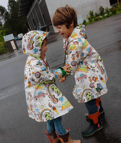 Poncho antipioggia impermeabile con cappuccio San Francisco indossato da due bambini - foto lifestyle - Hello Hossy