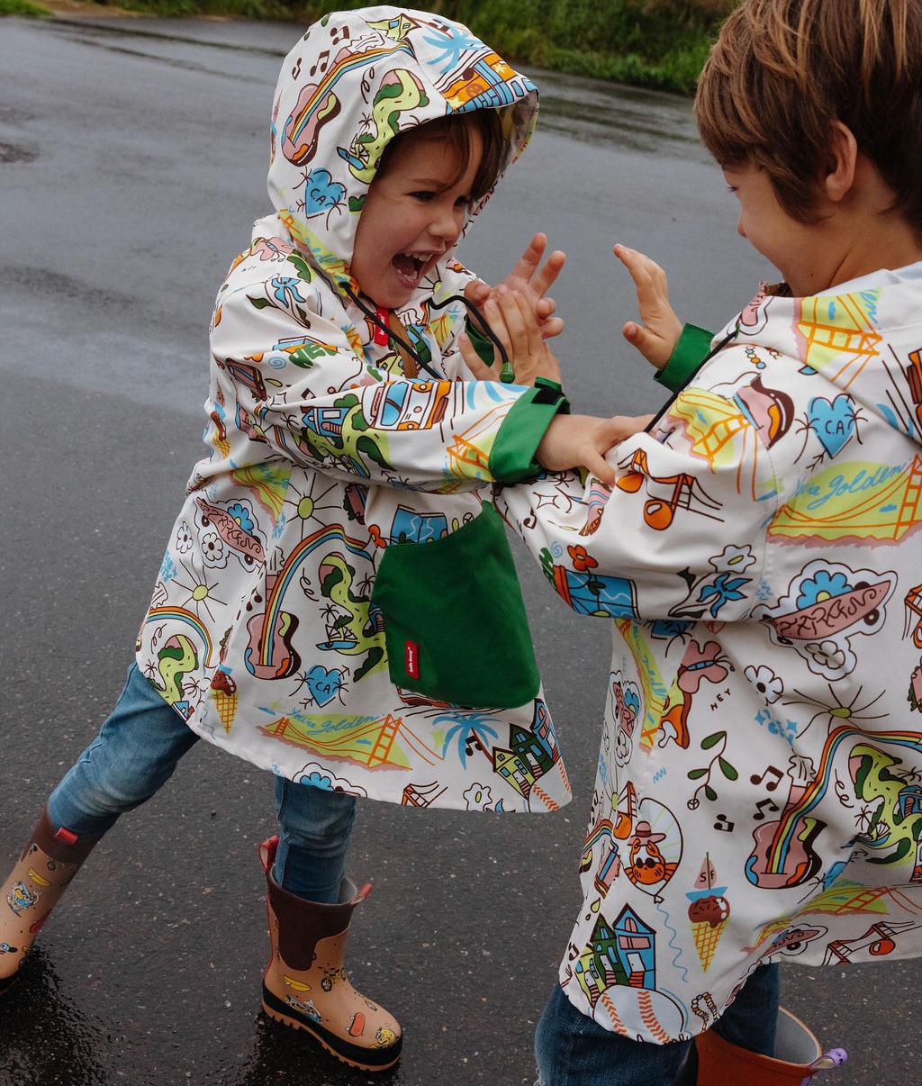 Duo di ragazzi con il poncho impermeabile stampato San Francisco - foto lifestyle - Hello Hossy