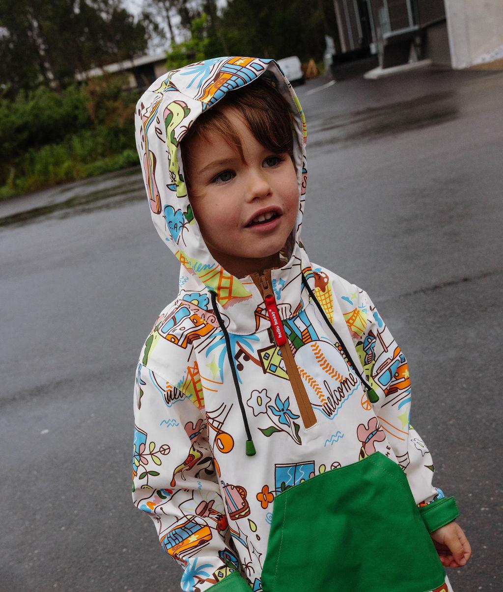 Poncho antipioggia impermeabile San Francisco indossato da un bambino - vista a 3/4 - foto lifestyle – Hello Hossy