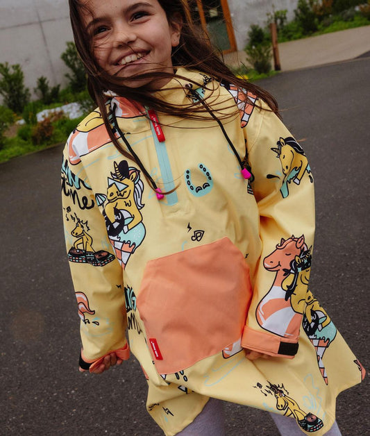 Poncho antipioggia impermeabile Unicorn indossato da una bambina - vista frontale - foto lifestyle - Hello Hossy