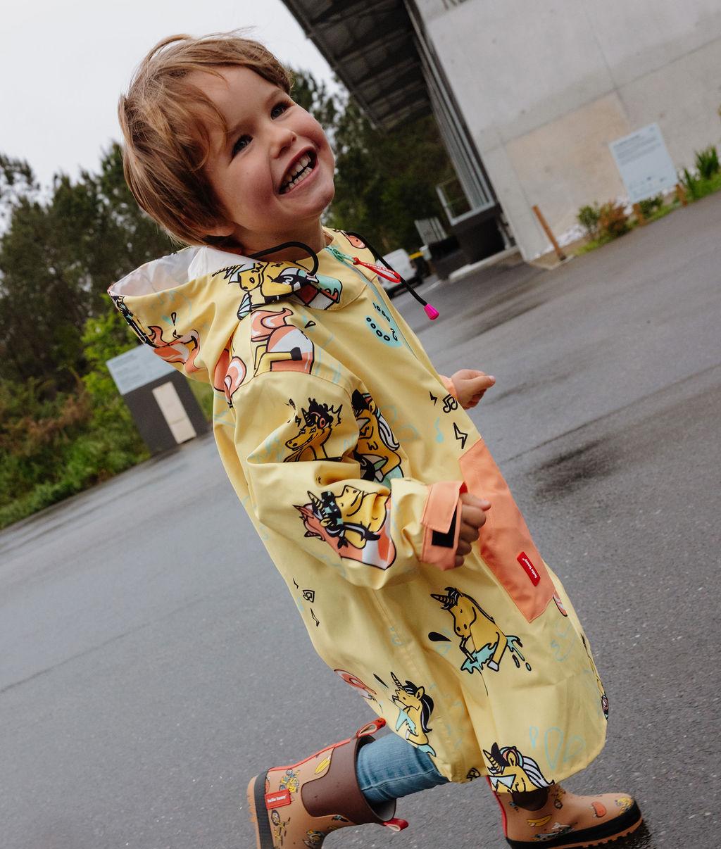 Poncho antipioggia impermeabile Unicorn indossato da un bambino - foto lifestyle – Hello Hossy
