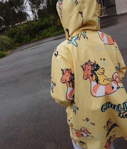 Bambino con poncho antipioggia impermeabile con cappuccio Unicorn – vista posteriore – Hello Hossy