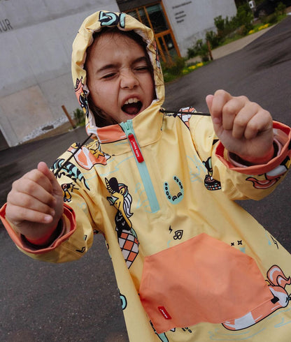 Poncho antipioggia impermeabile con cappuccio Unicorn indossato da una bambina - foto lifestyle - Hello Hossy