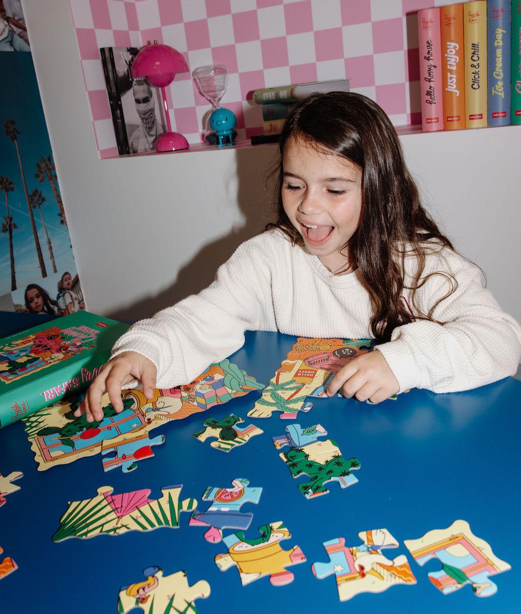 Bambino che gioca con il Puzzle da 25 pezzi "Cherry Safari" – atmosfera giocosa – Hello Hossy