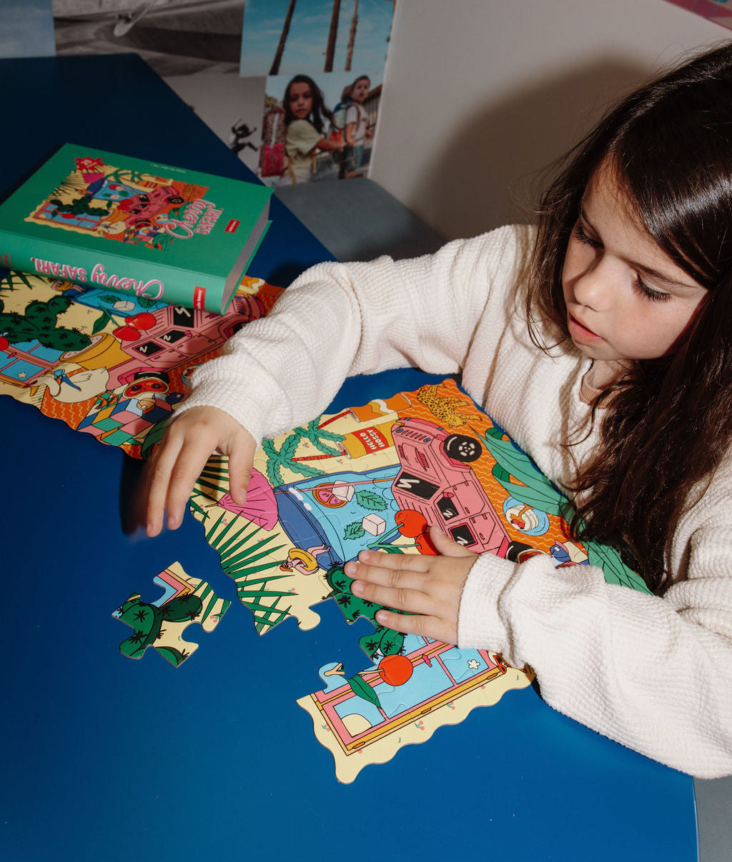 Puzzle colorato per bambini con motivi animali assemblato da una bambina Hello Hossy