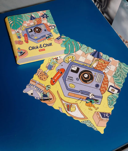Puzzle colorato "Click & Chill" composto su un tavolo con la scatola a fianco - vista dall'alto - Hello Hossy