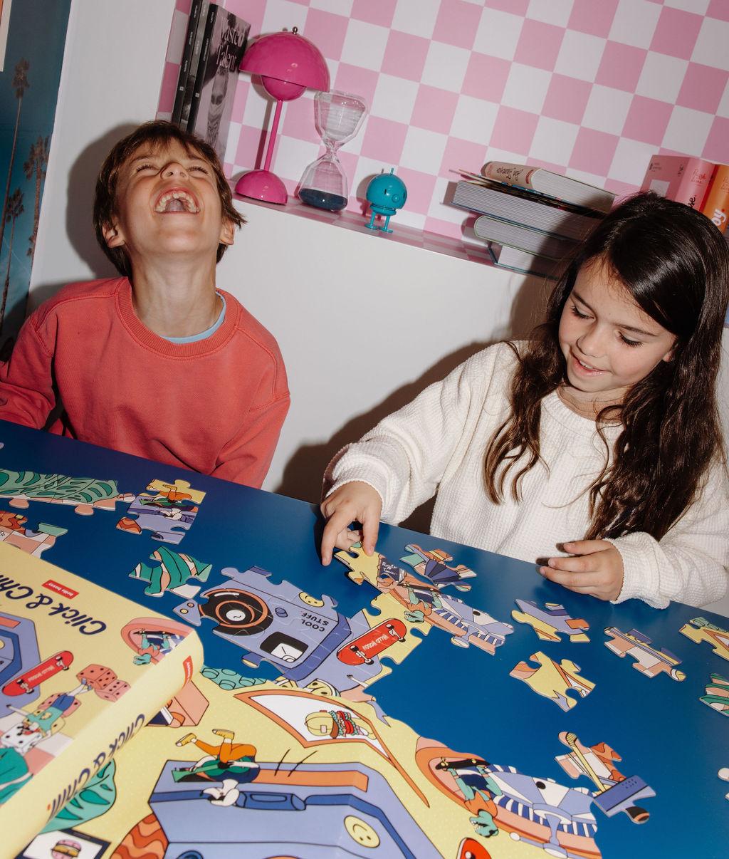 Bambini che giocano con il puzzle da 36 pezzi "Click & Chill" – foto lifestyle – Hello Hossy