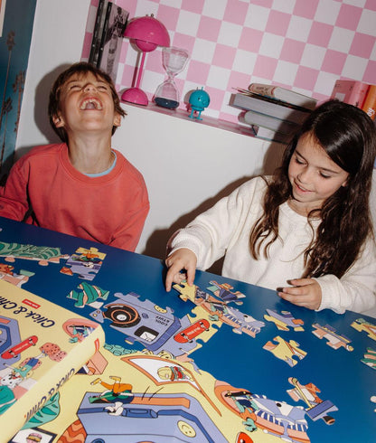 Bambini che giocano con il puzzle da 36 pezzi "Click & Chill" – foto lifestyle – Hello Hossy