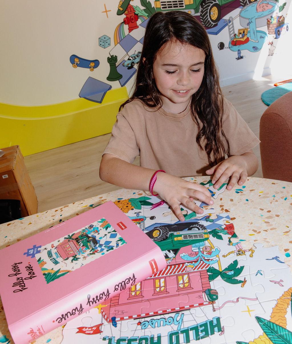Bambino che gioca con il puzzle da 48 pezzi "Hello Hossy House" – atmosfera giocosa – Hello Hossy