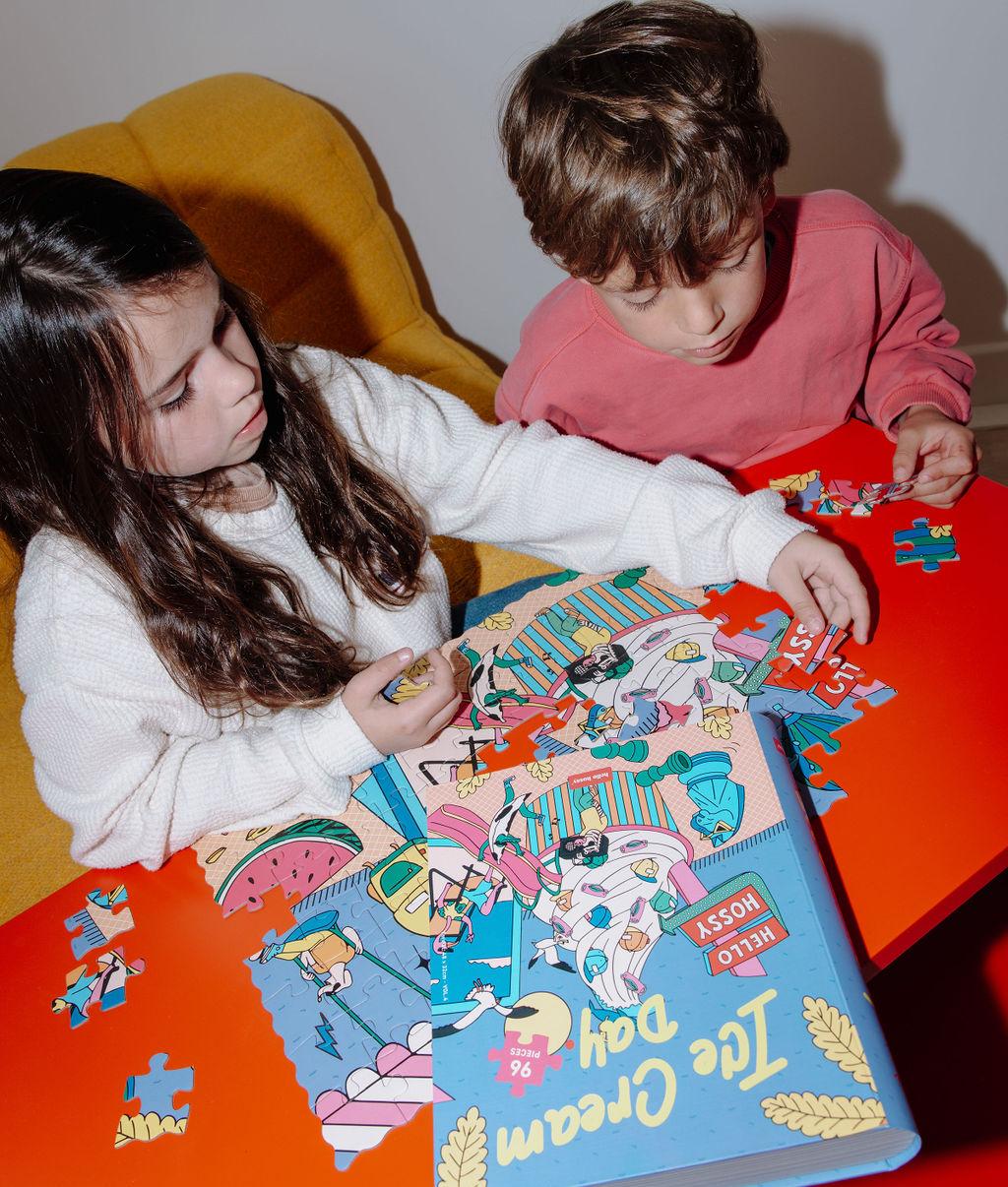 Bambini che giocano con il Puzzle da 96 pezzi "Ice Cream Day" – atmosfera giocosa – Hello Hossy