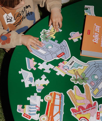Bambino che gioca con i puzzle evolutivi "Just Enjoy" – vista dall'alto – Hello Hossy