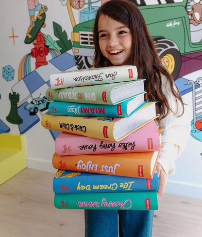 Puzzle a forma di libro Hello Hossy tenuti da una bambina – sfondo illustrato – foto lifestyle