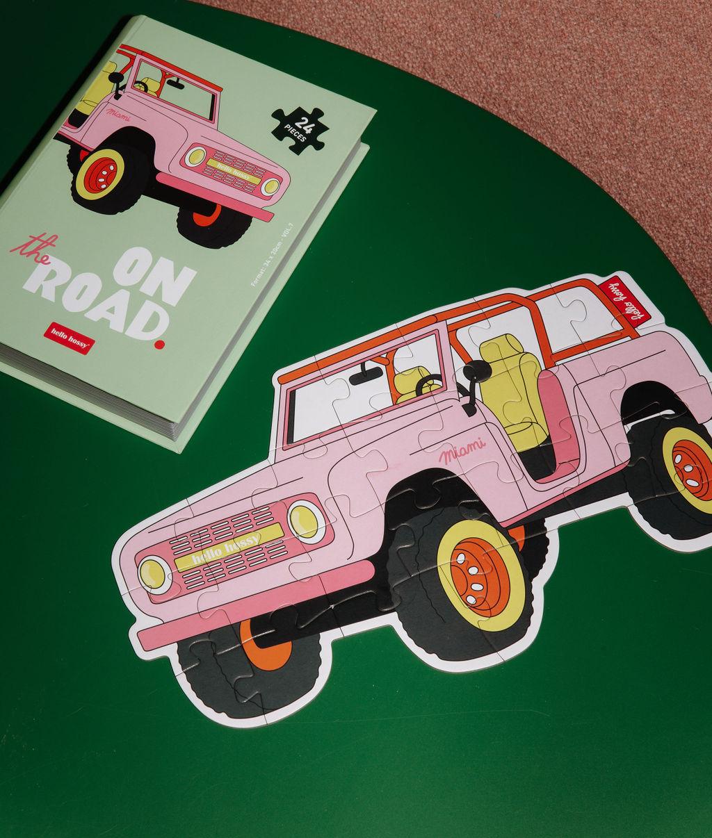 Puzzle colorato "On The Road" montato su un tavolo con la scatola accanto - vista dall'alto - Hello Hossy