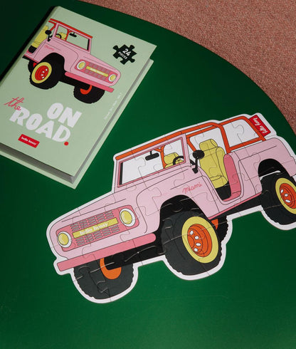 Puzzle colorato "On The Road" montato su un tavolo con la scatola accanto - vista dall'alto - Hello Hossy