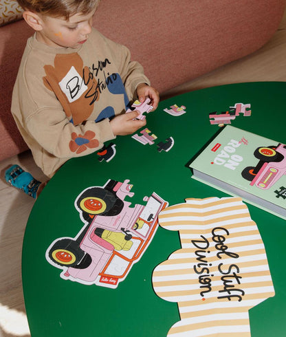Bambino che gioca con il puzzle da 24 pezzi "On The Road" – vista dall'alto – Hello Hossy