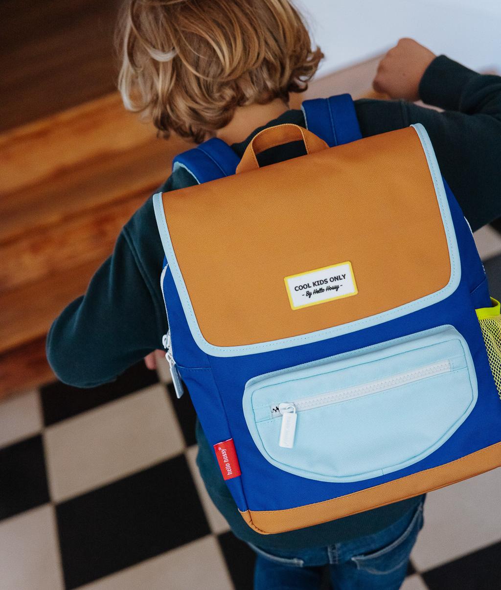 Zaino bambino blu con tasca chiara, chiusura zip, dettaglio giallo Hello Hossy