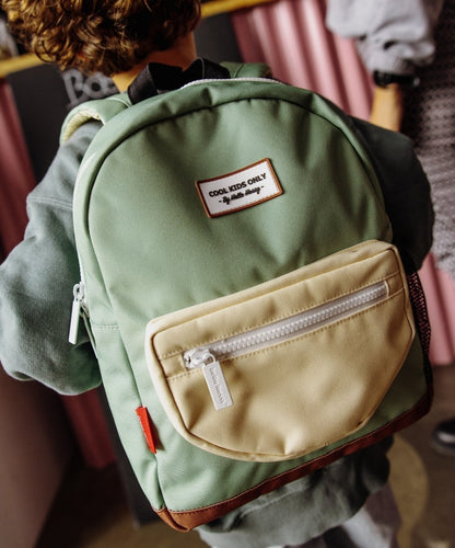 Zaino bambino verde tasca beige chiusura bianca patch testo Hello Hossy