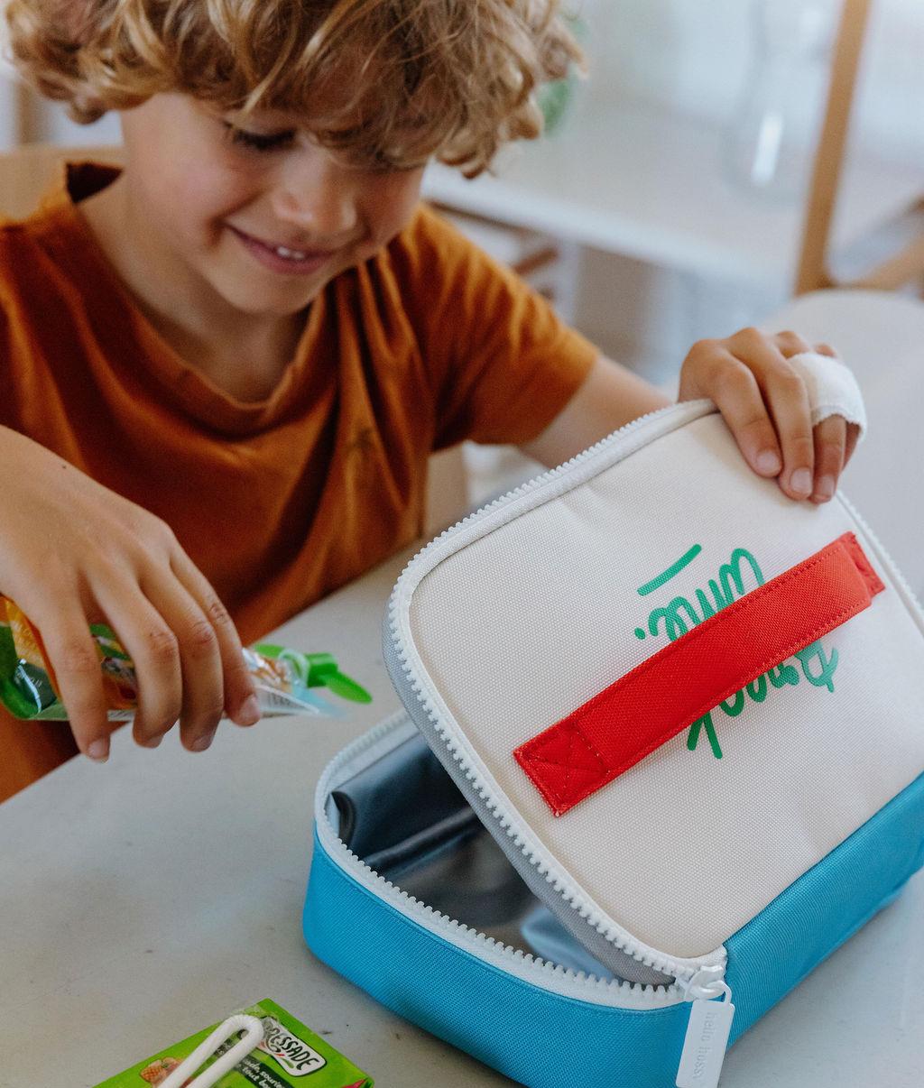 Borsa merenda per bambini blu e bianca, manico rosso, scritta verde Hello Hossy