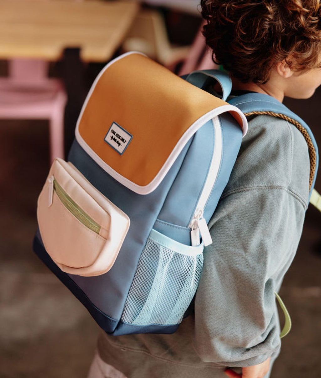 Zaino bambino blu con patta color cammello, tasca frontale rosa Hello Hossy