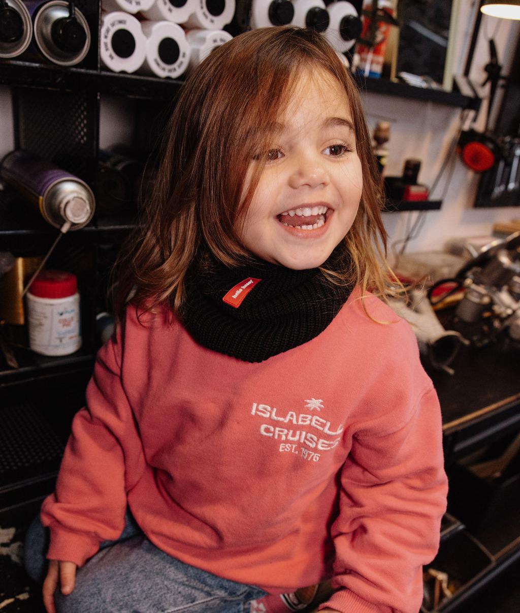 Snood in maglia di pile Cocoon Blacky indossato da una bimba – foto lifestyle – Hello Hossy