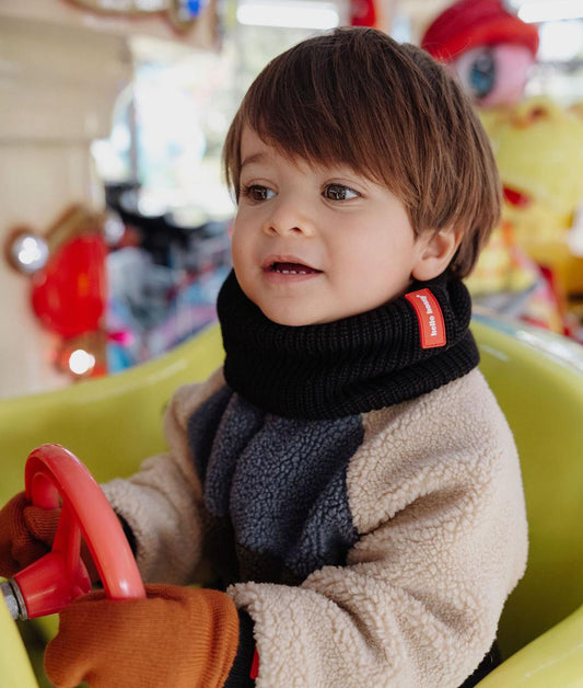 Scaldacollo in maglia, foderato in pile, Cocoon Blacky indossato da un bambino con i guanti Handy Blacky coordinati - foto lifestyle – Hello Hossy