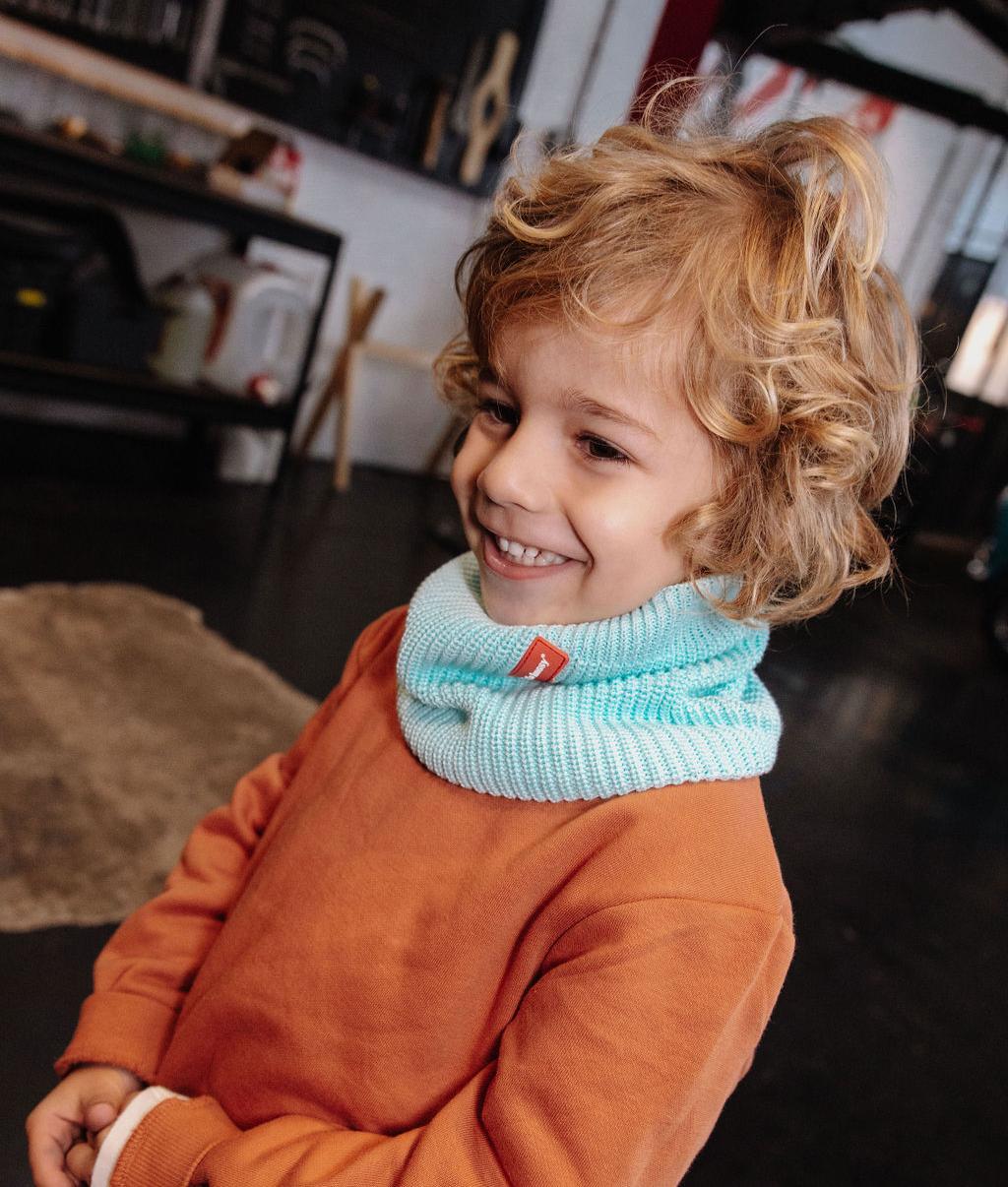 Bambino che indossa lo scaldacollo in maglia Cocoon Candy - foto lifestyle - Hello Hossy