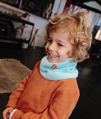 Bambino che indossa lo scaldacollo in maglia Cocoon Candy - foto lifestyle - Hello Hossy