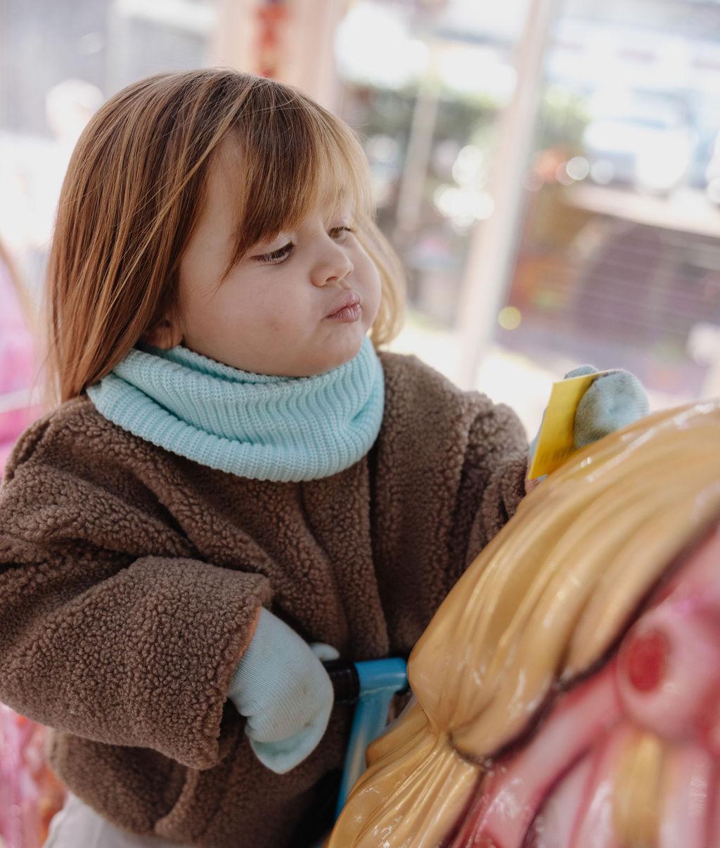Snood in maglia di pile Cocoon Candy indossato da una bambina con i guanti Handy Candy coordinati – foto lifestyle – Hello Hossy