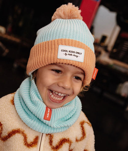 Bambino con scaldacollo Cocoon Candy in maglia con fodera in pile e berretto Color Block Candy coordinato - foto lifestyle - Hello Hossy