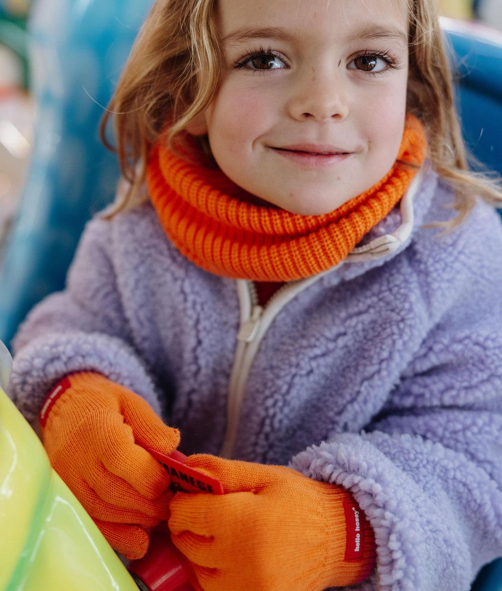 Snood Cocoon Indie indossato da una bimba in duo con i guanti Handy Indie - vista frontale - foto lifestyle - Hello Hossy