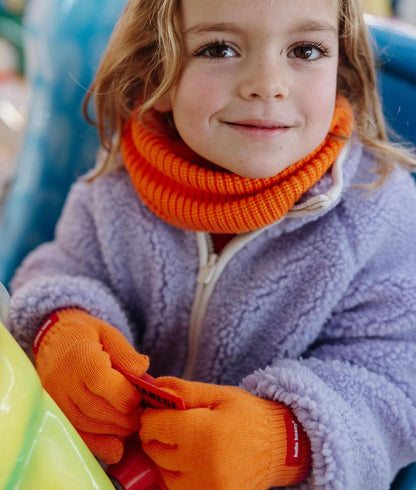 Snood Cocoon Indie indossato da una bimba in duo con i guanti Handy Indie - vista frontale - foto lifestyle - Hello Hossy