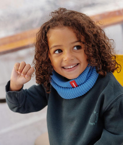 Bambino che indossa snood blu in cotone a maglia fine con dettaglio rosso Hello Hossy